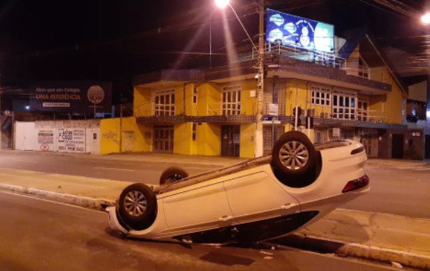 Carro capotado