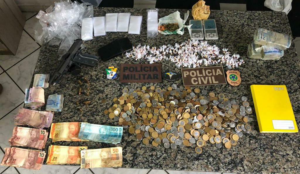 Dois blocos de crack sao apreendidos durante operacao da policia em Gloria