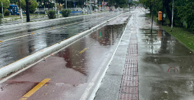 Entupimento em bueiro deixa trecho de ciclovia da Beira Mar inundada
