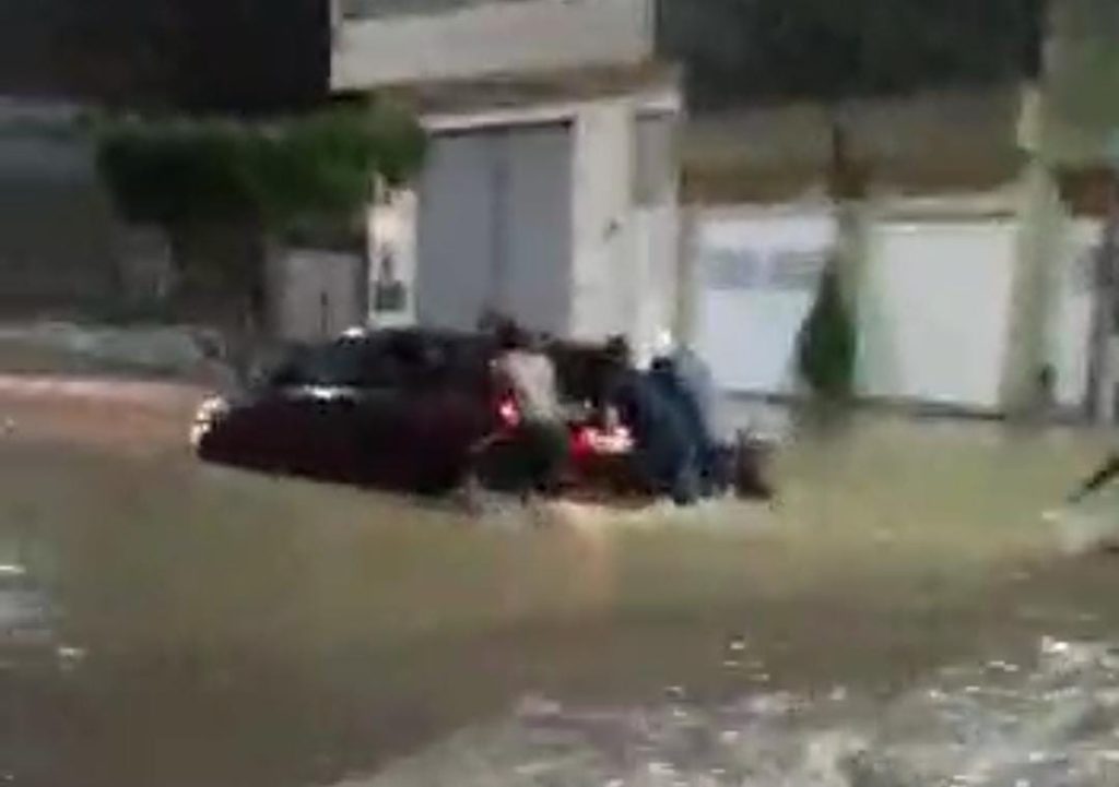 Forte chuva causa alagamentos no interior de Sergipe veja
