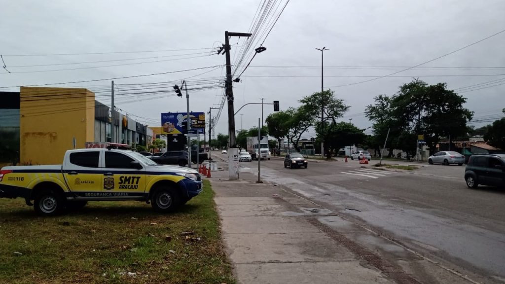 Furto de cabos deixa semaforo inoperante no Jabotiana