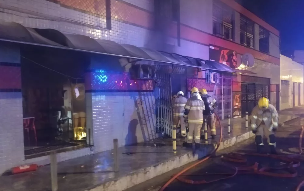 Incendio em pizzaria deixa homem no bairro Santo Antonio
