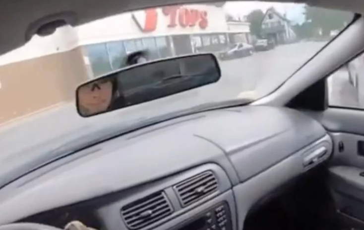 Jovem mata 10 pessoas em supermercado nos EUA e transmite ataque ao vivo