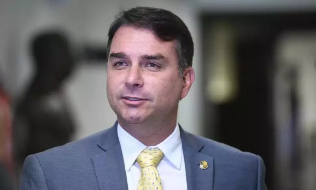 Justica do Rio de Janeiro rejeita denuncia contra Flavio Bolsonaro no caso das rachadinhas