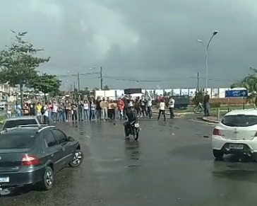 Manifestantes protestam em frente a PRF e PF contra acao de policiais em Umbauba