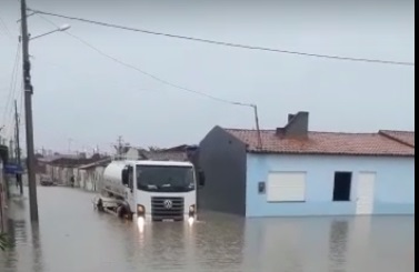 Moradores bloqueiam rodovia apos chuvas causarem alagamentos em Feira Nova