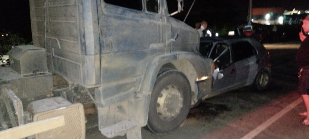 Motorista morre apos colidir com caminhao em Simao Dias