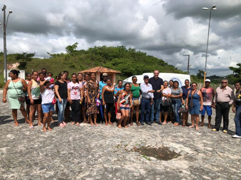 Pescadores de Laranjeiras recebem carro utilitario
