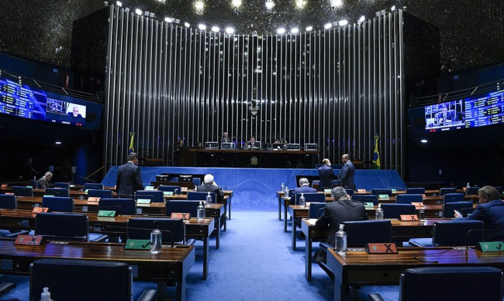 Senado aprova MP com piso permanente de R 400 para Auxilio Brasil
