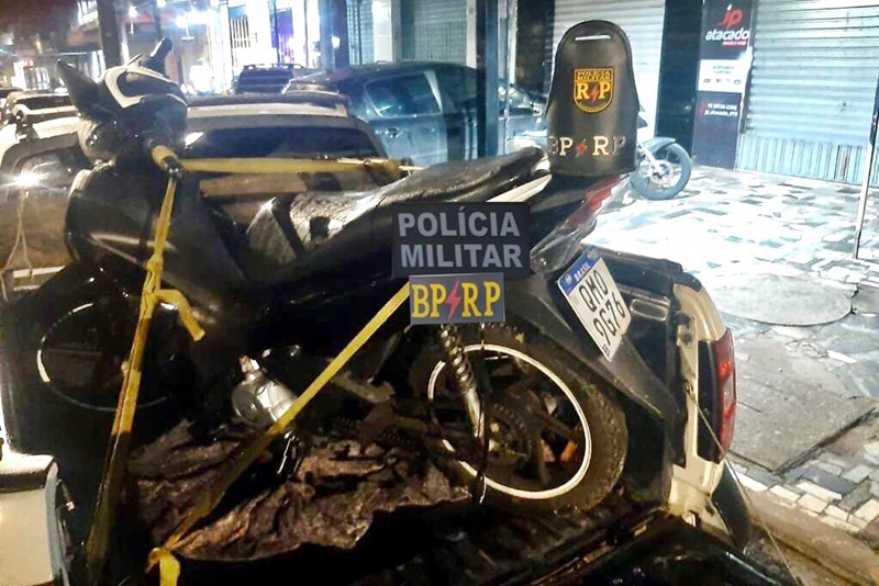 Suspeito de roubar motocicleta e preso em bar no Santos Dumont