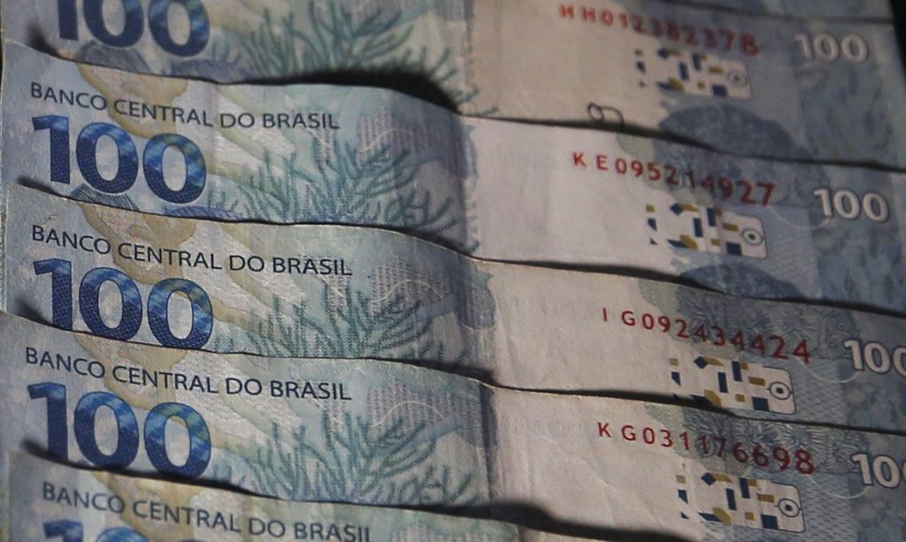 Trabalhadores nascidos em junho podem sacar ate R 1 mil no FGTS