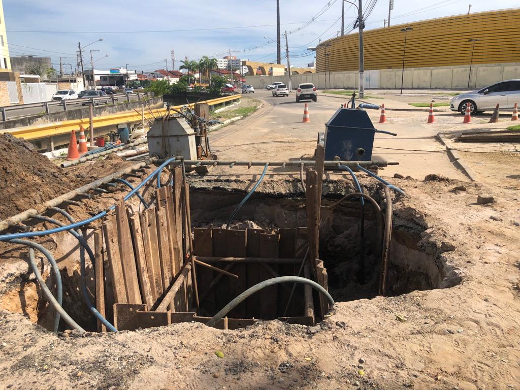 Trecho da Anisio Azevedo e interditado para reparo em sistema de esgoto veja video
