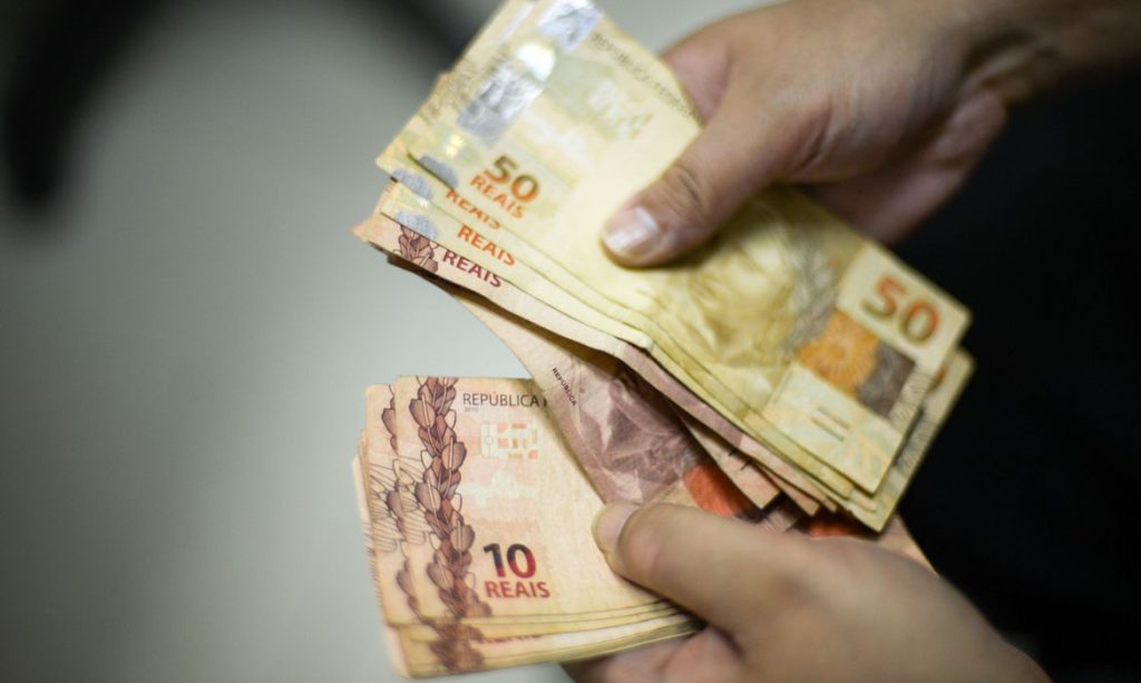 Agentes de Saude de Indiaroba recebem 14o salario antecipado