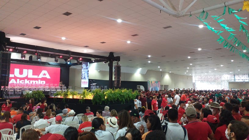 Apoiadores aguardam chegada de Lula em Aracaju