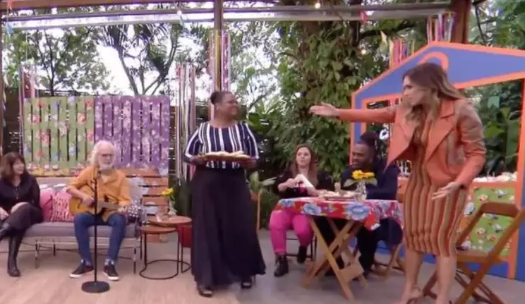 Apresentadora do E de Casa e acusada de racismo estrutural pelo publico e viraliza na web veja video