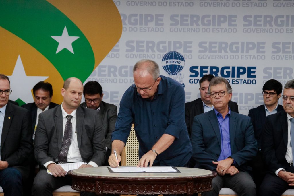 Belivaldo e Petrobras protocolam intencoes para exploracao de gas natural em Sergipe