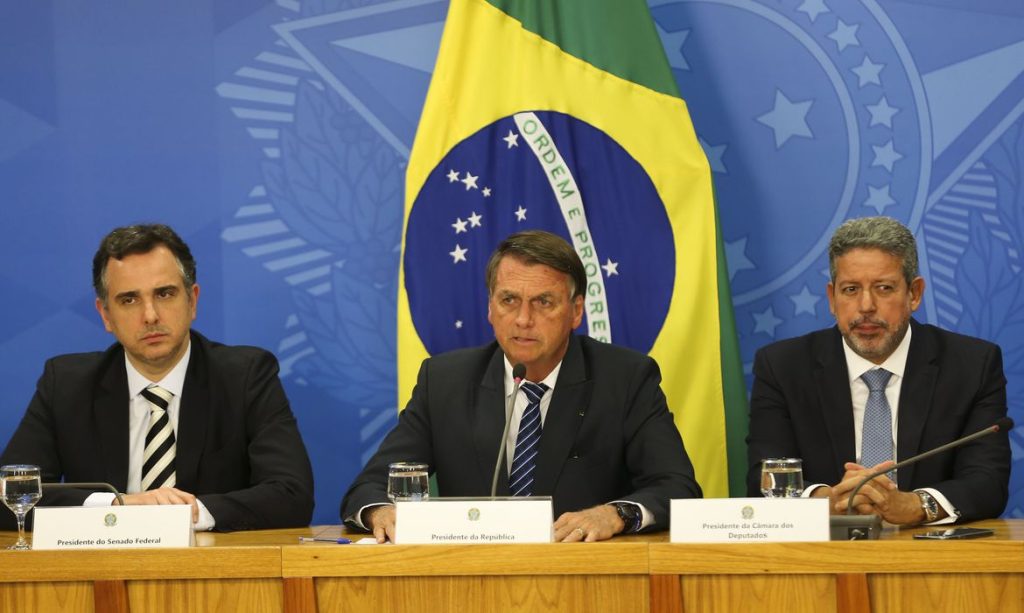 Bolsonaro propoe zerar ICMS de combustiveis e ressacir diferenca aos estados