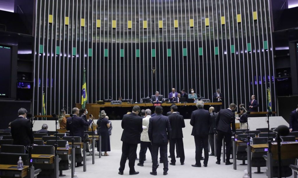Camara aprova texto base de projeto que limita ICMS dos combustiveis