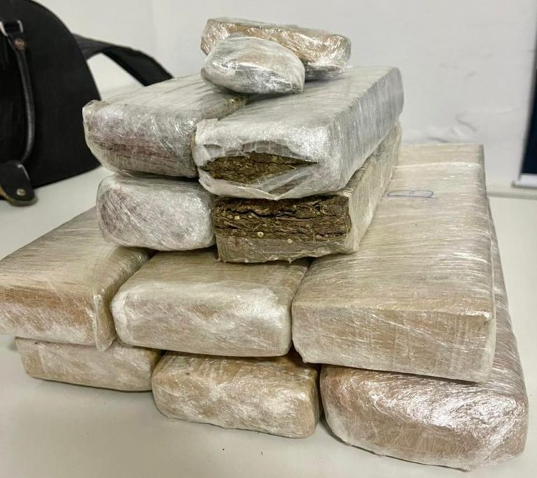 Casal e preso em flagrante transportando 10 tabletes de maconha em Estancia