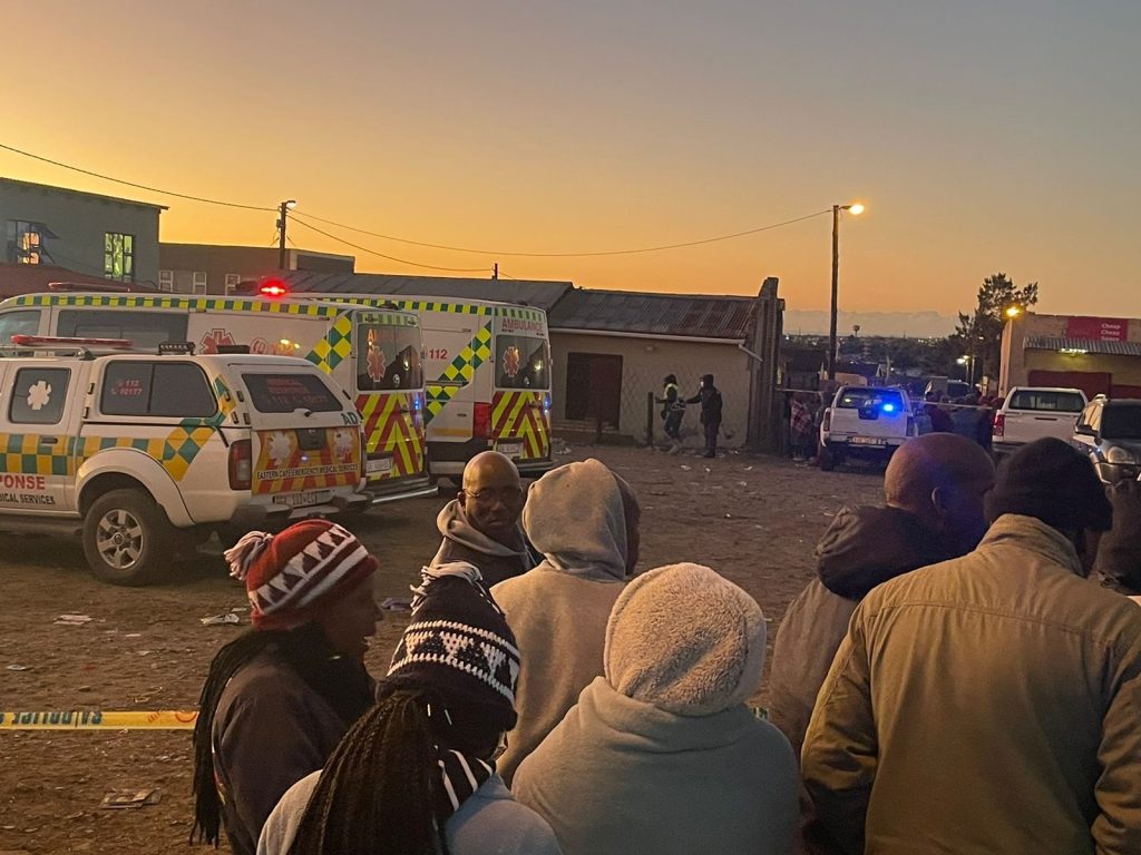 Cerca de 22 jovens morrem dentro de boate na Africa do Sul Causa e desconhecida