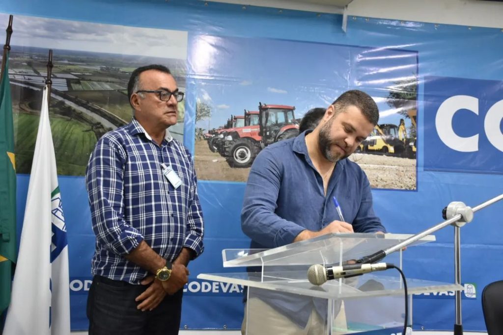 Codevasf entrega maquinas e equipamentos para cinco municipios sergipanos