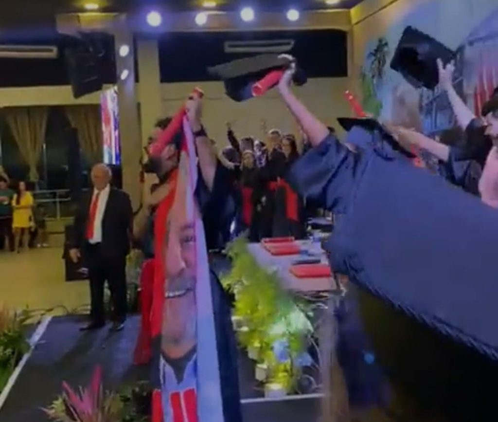 Estudantes de Direito da UFS comemoram formatura com musica em homenagem a Lula veja video