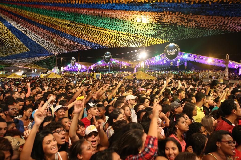 Forro Caju 2022 Solange Almeida Mestrinho e Luan Estilizado se apresentam nesta terca 28