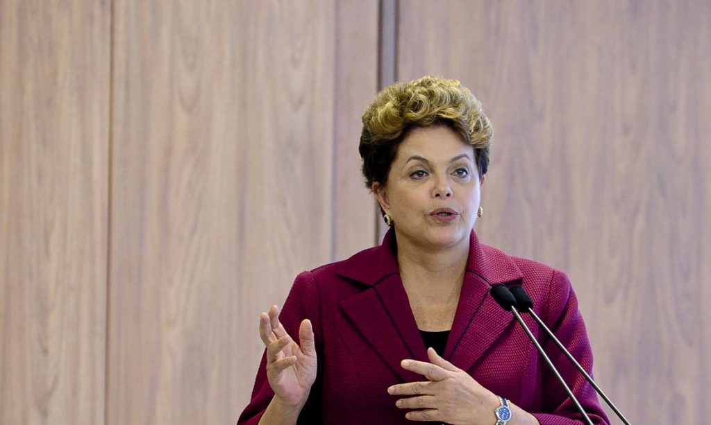 Homem e condenado a pagar R 25 mil a Dilma Rousseff por foto em voo