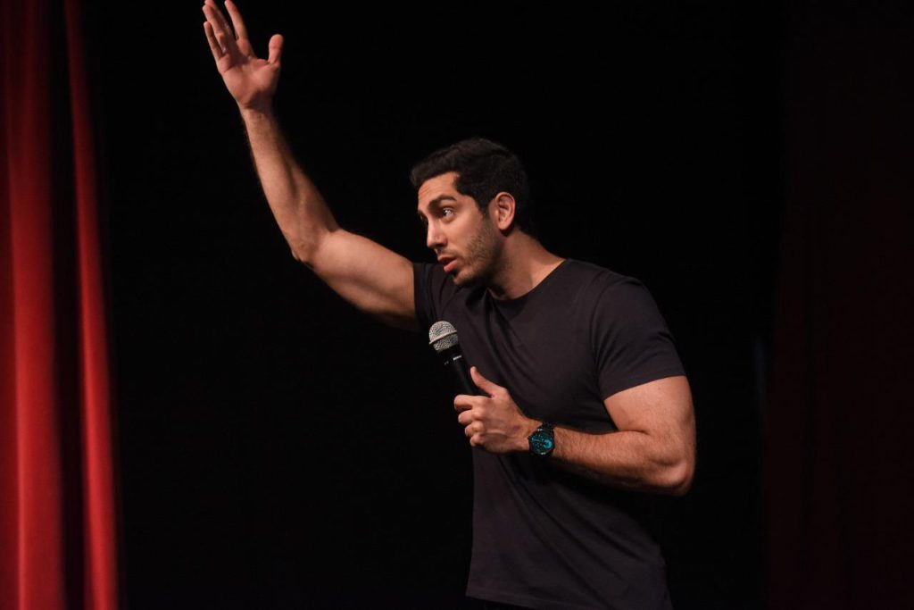 Humorista Jonathan Nemer apresenta show de stand up comedy nesta quarta 15 em Aracaju