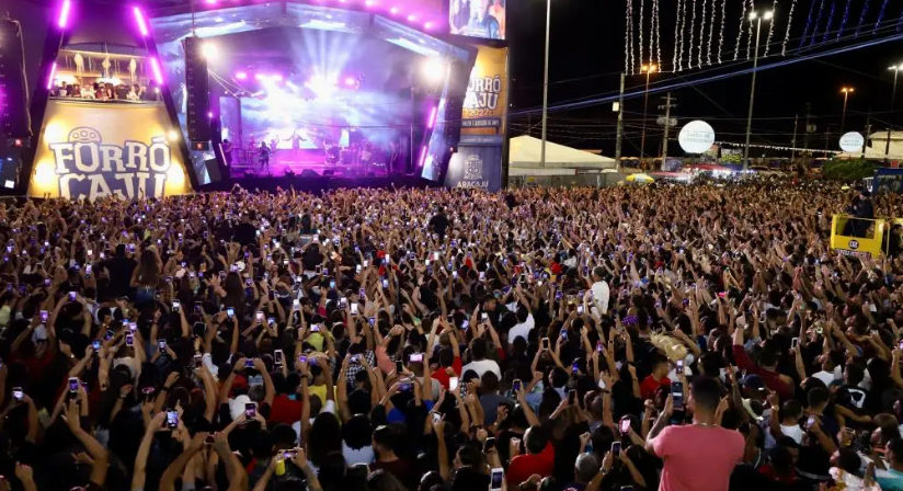 O publico acompanhou os shows de Ze Tramela Nattan Adelmario Coelho Jonas Esticado e Xand Aviao no palco principal e de mais 9 atracoes locais