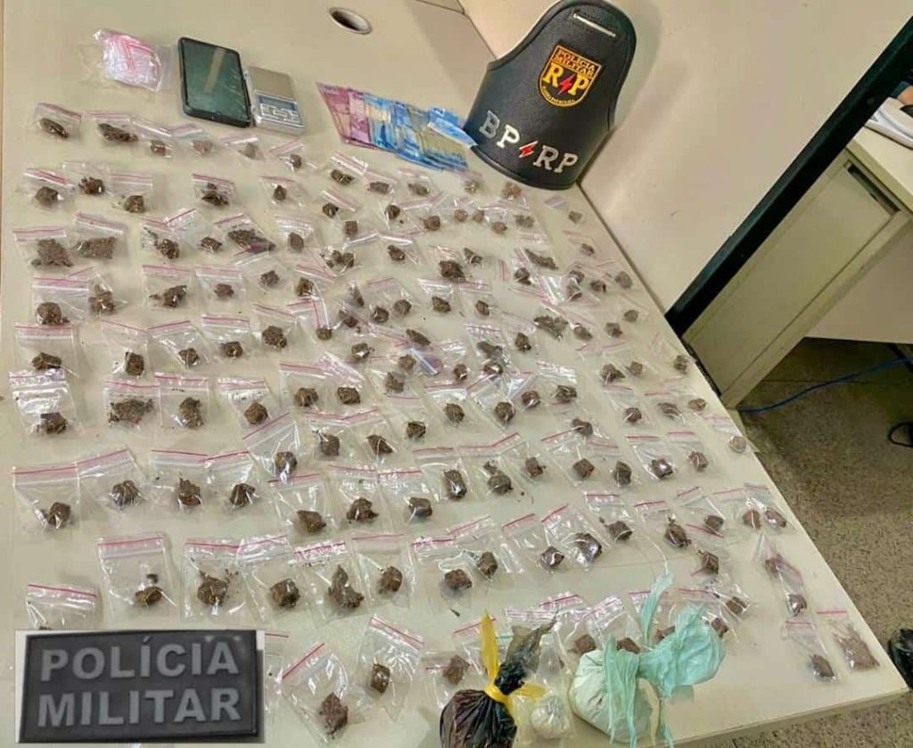 PM prende suspeitos de trafico de drogas no bairro Santos Dumont