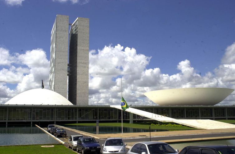 Partidos nao fornecem condicao de igualdade a mulher diz pesquisa