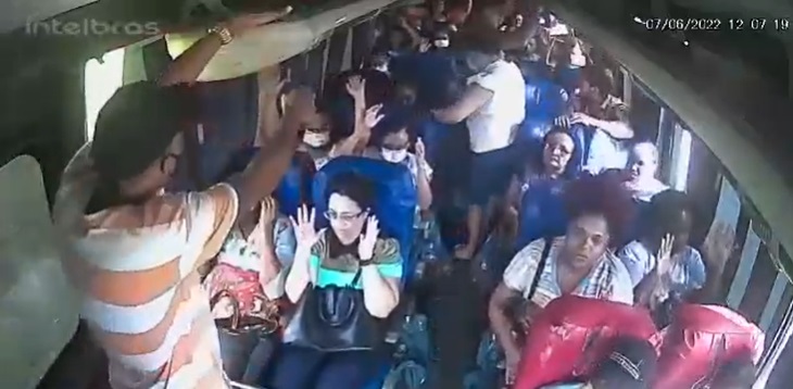 Passageira e obrigada a recolher pertences durante assalto a onibus em Socorro veja video 2