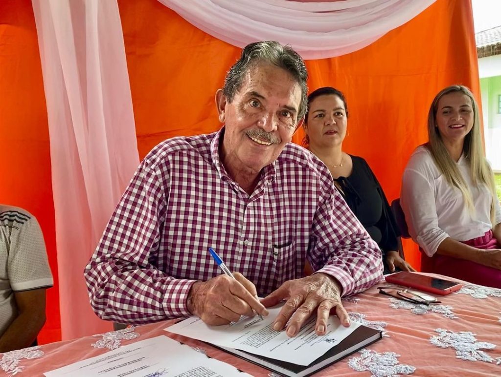 Prefeito de Siriri assina ordem de servico para ampliacao de escola municipal