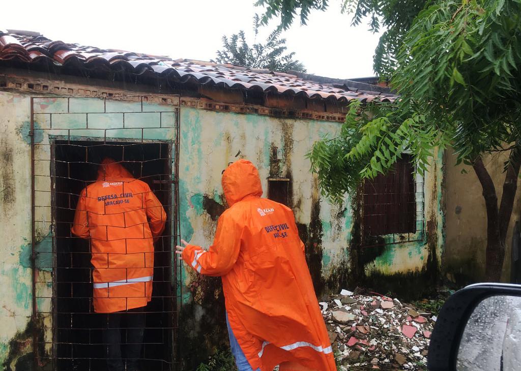 Prefeitura atende ocorrencias provocadas pelas chuvas e ventos fortes deste domingo 5 em Aracaju