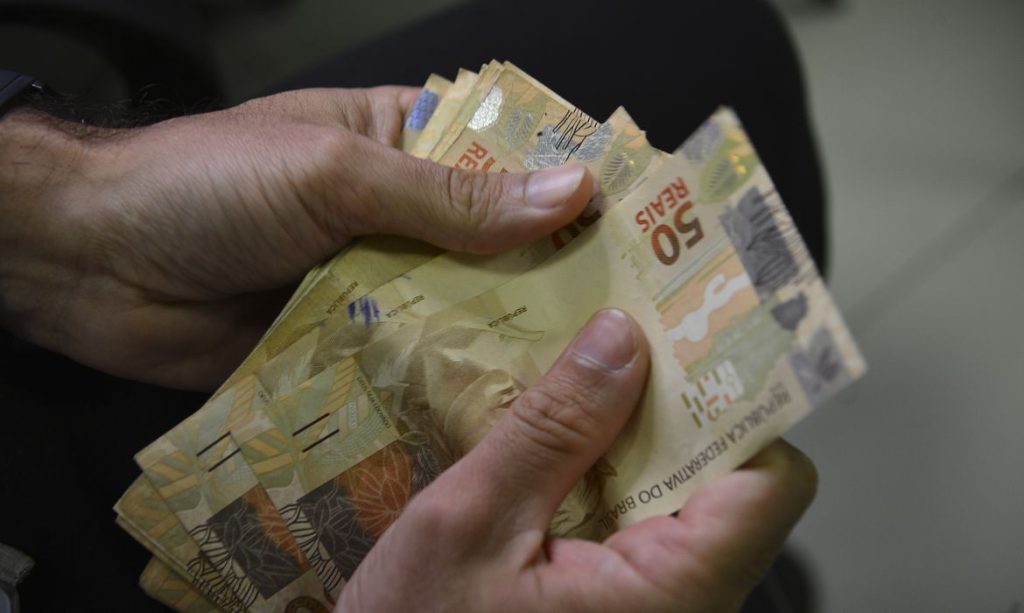 Promulgada lei que fixa o valor do salario minimo em R 1.212