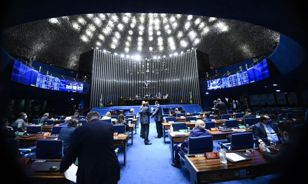 Senado vota teto do ICMS sobre combustiveis nesta segunda 13