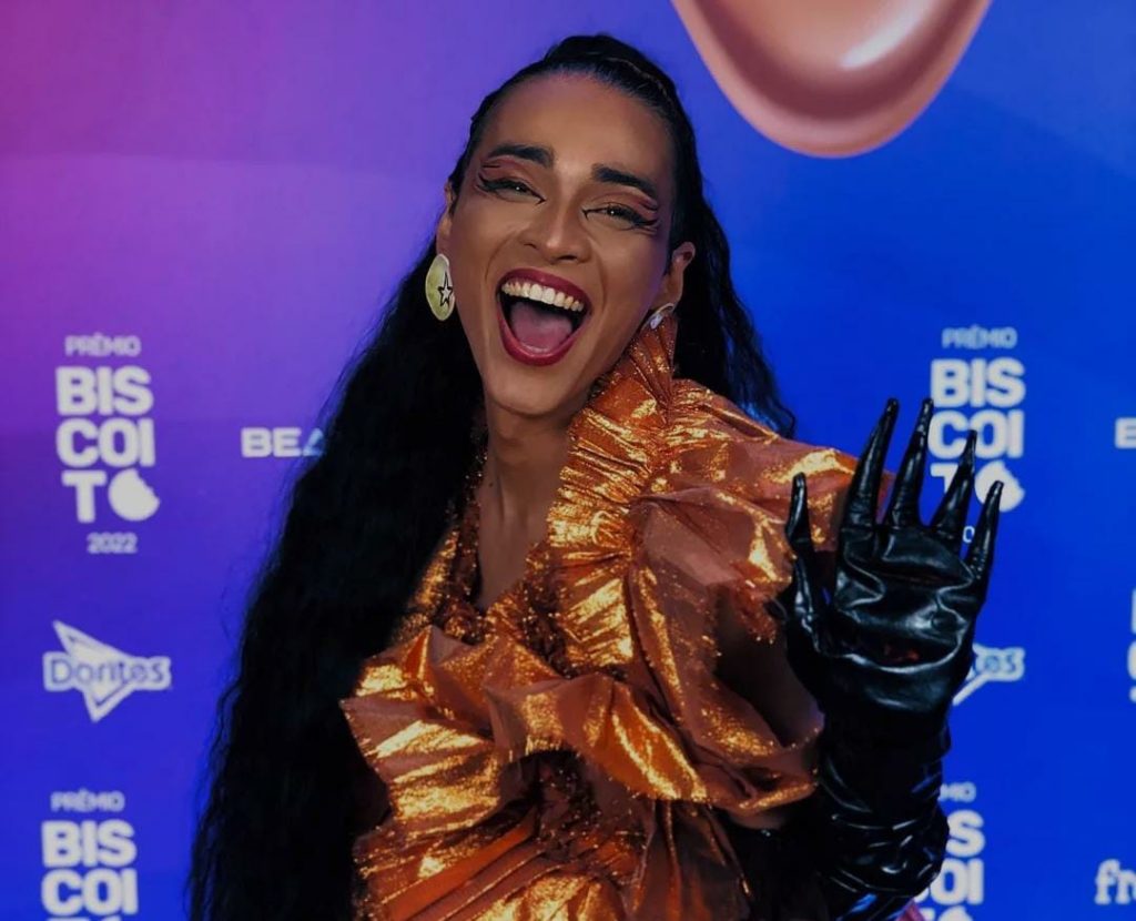 Sergipana Isis Broken recebe premio em maior premiacao LGBTIA do pais