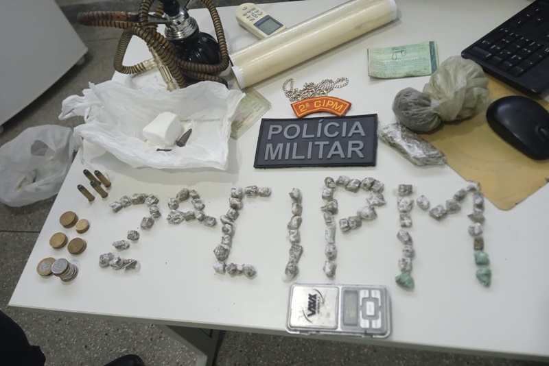 Suspeito tenta fugir pelo telhado dos vizinhos mas é preso na Barra dos Coqueiros; drogas e munições são apreendidas 1 Suspeito tenta fugir pelo telhado dos vizinhos mas e preso na Barra dos Coqueiros drogas e municoes sao apreendidas
