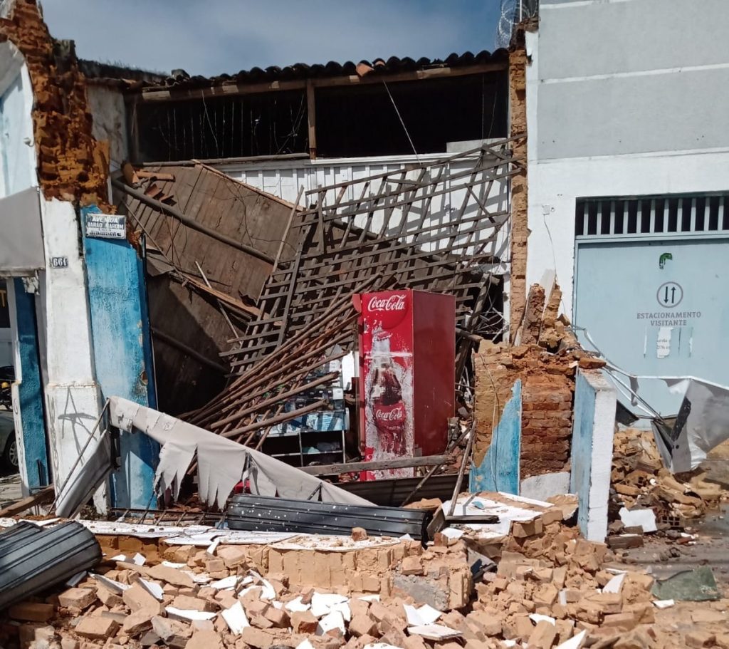 Telhado de mercearia desaba na Avenida Barao de Maruim