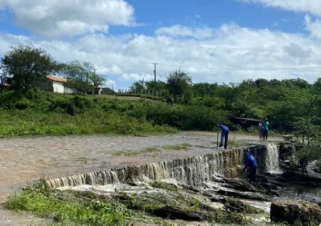 Visita tecnica e feita apos fortes chuvas causarem vazao em acude de Graccho Cardoso