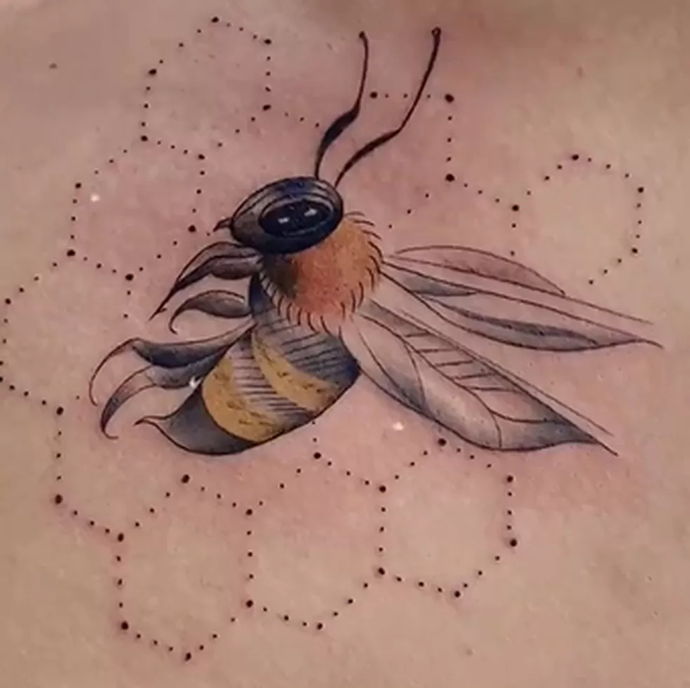 Viuvo de Paulinha Abelha faz tatuagem em homenagem a cantora