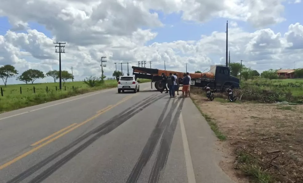 Acidente entre tres veiculos deixa motociclista ferido na Rota do Sertao em Sergipe