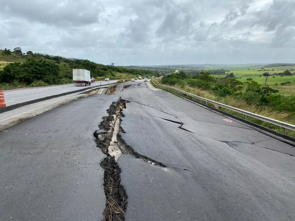 Asfalto cede em trecho duplicado da BR 101 em Muribeca