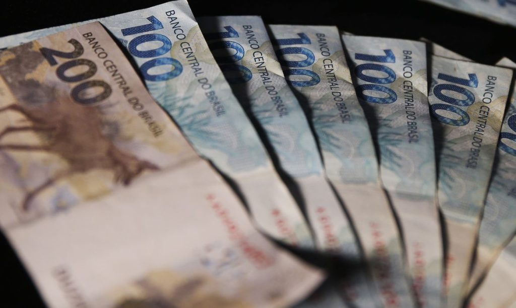 Auxilio Brasil de R 600 comeca a ser pago em agosto