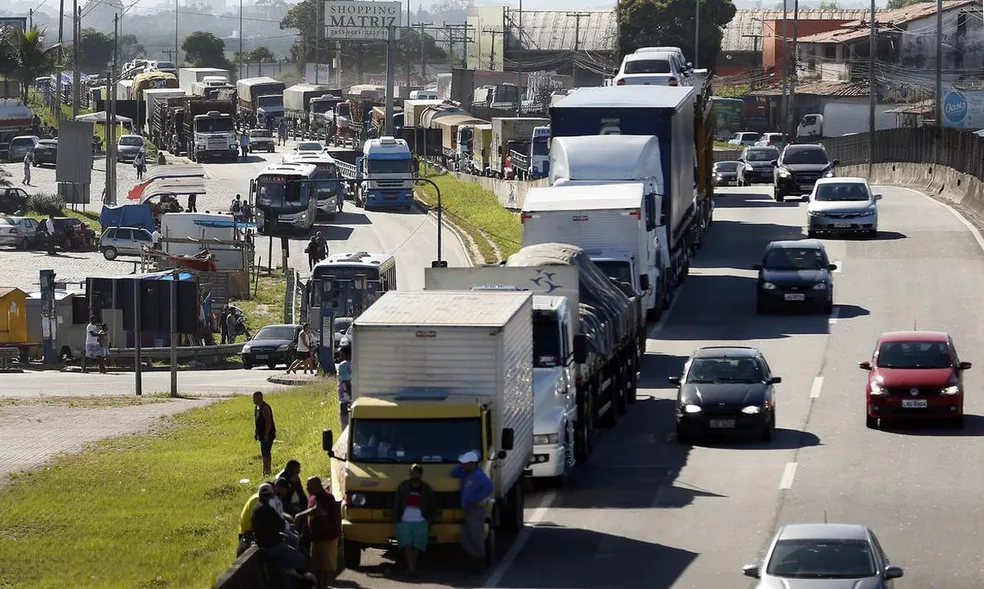 Auxilio de R 1 mil para caminhoneiros comeca a ser pago em agosto confira calendario