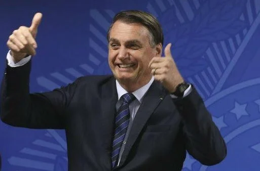 Bolsonaro cresce quatro pontos em pesquisa espontanea Lula oscila para
