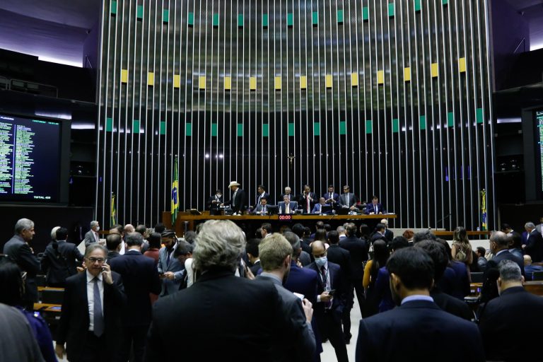 Camara dos Deputados aprova em 2o turno PEC do piso salarial da enfermagem