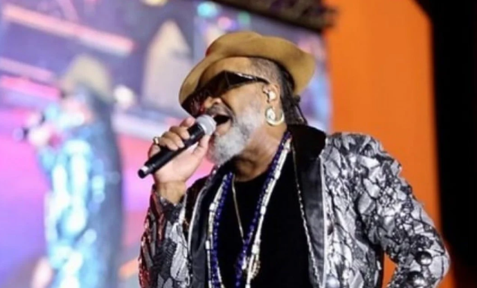 Carlinhos Brown interrompe show apos coro de ‘Fora Bolsonaro do publico