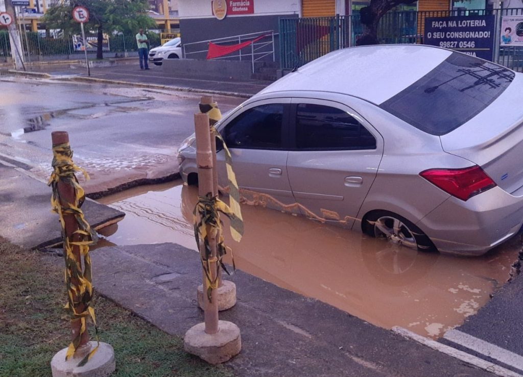 Carro cai em cratera na Avenida Francisco Porto Zona Sul de Aracaju ninguem ficou ferido